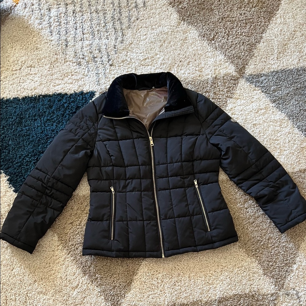 This coat comes with a detachable hood.